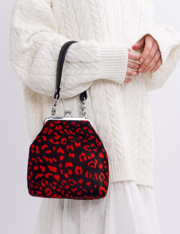 Rote und schwarze Tasche