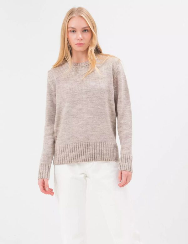 Pullover mit abgesenkter Schulterlinie