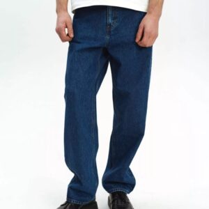 Dunkle Jeans mit entspannter Passform